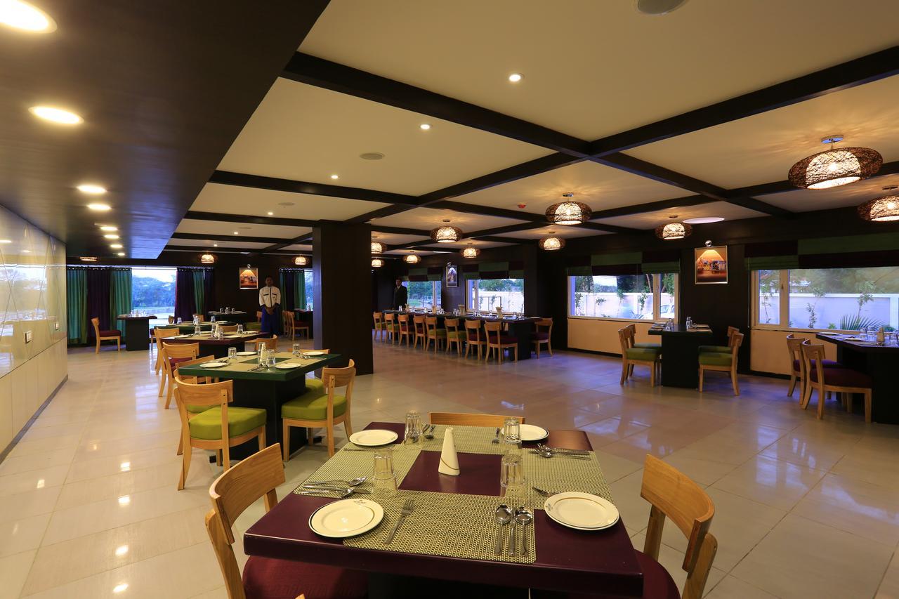 Nandan Kanan Hotel & Resort Sipra エクステリア 写真
