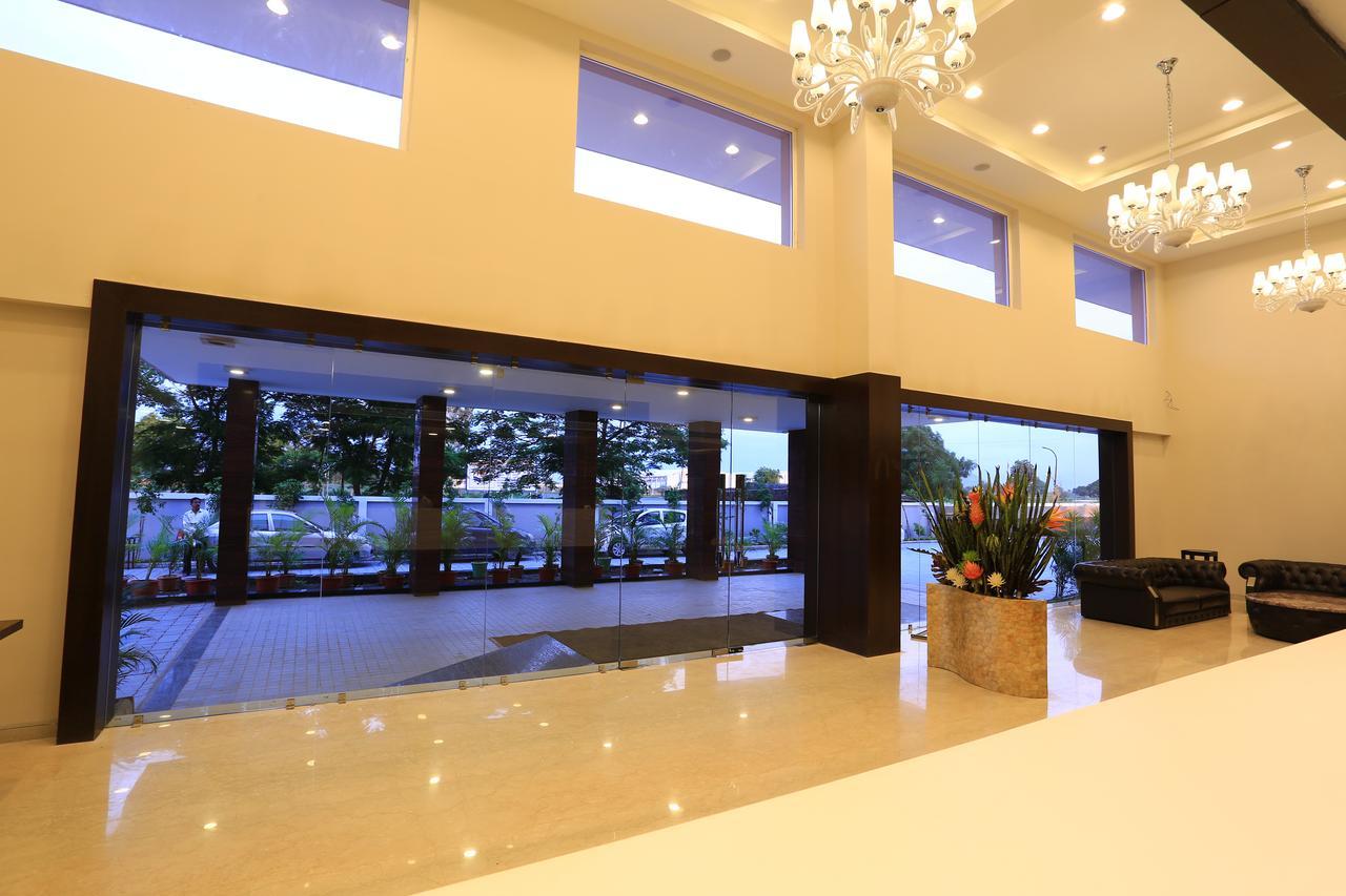 Nandan Kanan Hotel & Resort Sipra エクステリア 写真